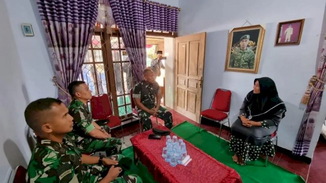 Pejabat Divisi 3 Kostrad Brigjen saat mengunjungi rumah orangtua prajurit yang gugur dalam bertugas di Dusun Sukoharjo, RT 01/04, Desa Sukoharjo, Kecamatan Plemahan, Kabupaten Kediri, Provinsi Jawa Timur, kemarin. (Dok. Humas Divif 3 Kostrad)