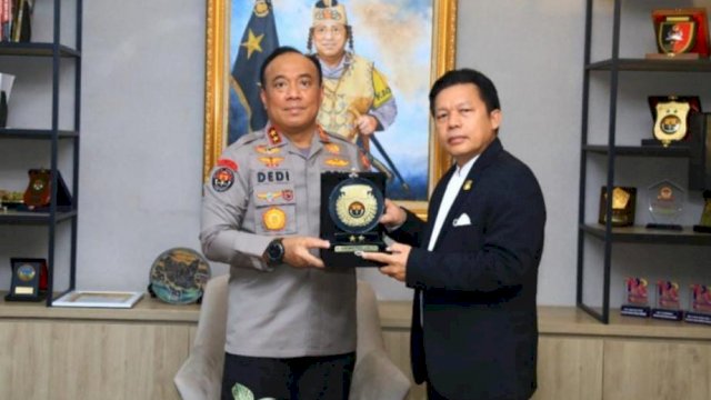 Direktur Eksekutif Lemkapi Dr. Edi Hasibuan, menyerahkan penghargaan Presisi Award kepada Kadiv Humas Polri Irjen Pol Dedi Prasetyo. (Istimewa)