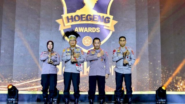 Kapolri Jenderal Listyo Sigit Prabowo berfoto bersama peraih Hoegeng Awards 2022. (Istimewa)