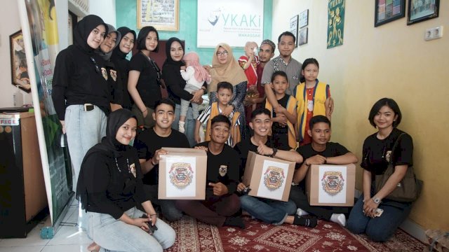 Para Anggota Polri Lulusan SPN Batua Tahun 2021 saat melakukan aksi Bhakti Sosial di Panti Kanker di Jalan Perintis Kemerdekaan Makassar. (Istimewa)