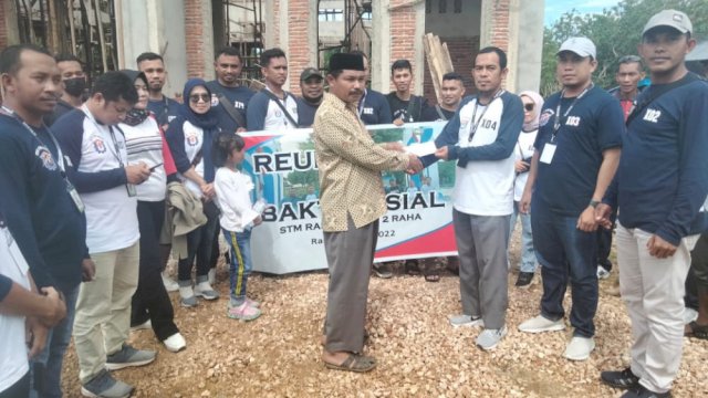 Sejumlah Angkatan Alumi STM Raha pada saat memberikan Bantuan di Masjid Al-Mangka, Kontunaga. (Foto: Rustam/Republiknews.co.id)