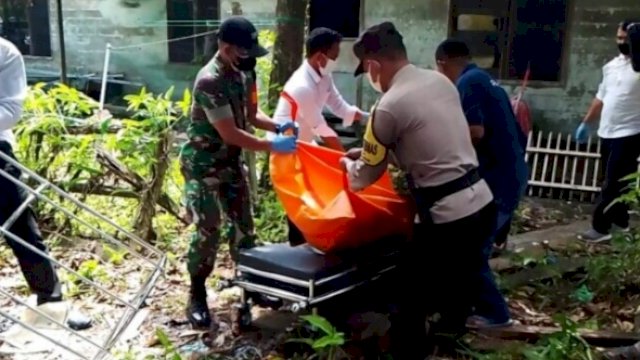 Proses evakuasi jenazah korban gantung diri di Rumahnya di Jalan Termili RT.02, Kelurahan Sidorejo, Kecamatan Arut Selatan, Kabupaten Kotawaringin Barat, Jumat (01/06/2022). (Istimewa)