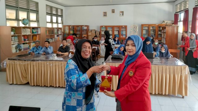 Pengabdian kepada Masyarakat Program Pengabdian Masyarakat dan Umum, Program Kemitraan Masyarakat (PPMU-PK-M) LPPM Unhas bagi para guru SMA PGRI Sungguminasa Kabupaten Gowa, Sabtu (02/07/2022). (Istimewa)