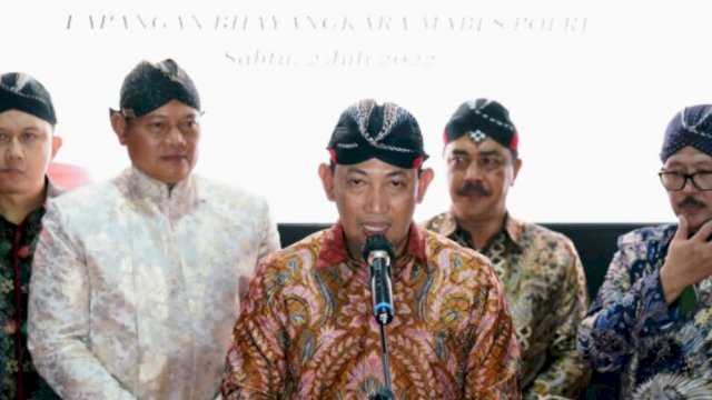 Kapolri Jenderal Pol Listyo Sigit membuka Pagelaran Wayang Kulit di Lapangan Bhayangkara, Sabtu (02/07/2022). (Istimewa)