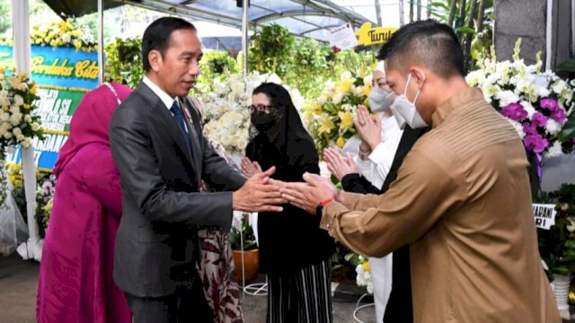 Presiden Joko Widodo dan Ibu Iriana Joko Widodo bertakziah ke rumah duka Almarhum MenPAN-RB Tjahjo Kumolo, di Kompleks Menteri Widya Chandra, Jakarta, Sabtu (02/07/2022). (Istimewa)