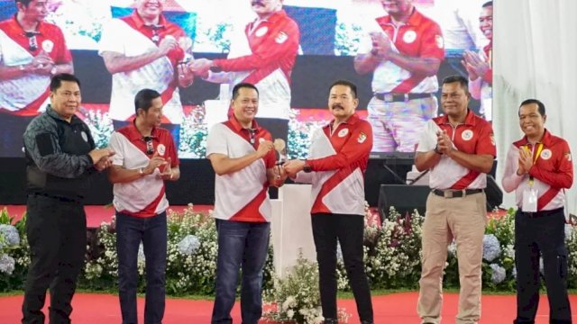 Ketua MPR RI Bambang Soesatyo, saat menerima Piala Jaksa Agung Cup 2022. (Istimewa)