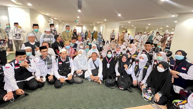 Gubernur Sulsel Andi Sudirman Sulaiman (tengah) dan Isterinya Naoemi Octarina, bersama para Jamaah Haji asal Sulsel di Makkah. (Istimewa)