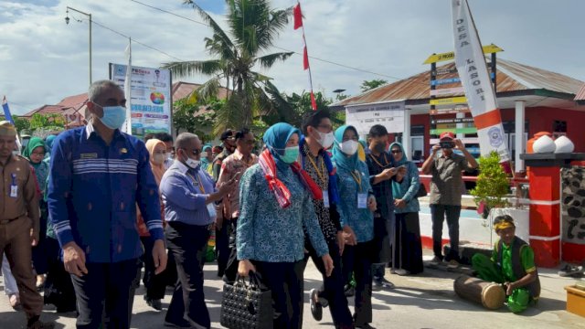 Tim Penilai Lomdeskel tingkat Provinsi Sultra bersama Sekda Buteng Kostantinus Bukide saat mengunjungi Desa Lasori Kecamatan Mawasangka Timur Kabupaten Buteng, Sabtu (02/07/2022).