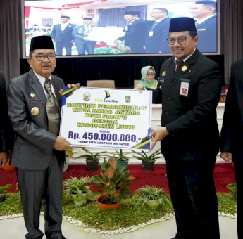 Pemprov Sulsel Serahkan Bantuan Pembangunan Tapal Batas Kota Palopo Rp450 Juta