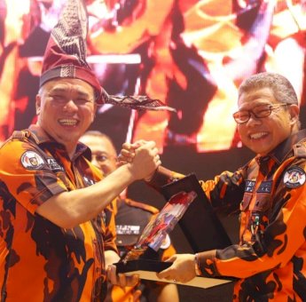 Taufan Pawe Terima Plakat Kehormatan dari Pemuda Pancasila Sulsel