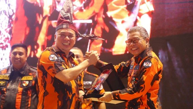 Wakil Ketua Majelis Pimpinan Nasional Pemuda Pancasila (MPN PP) Ahmad Ali, menyerahkan plakat kepada Wali Kota Parepare, Sabtu (02/07/2022). (Istimewa)