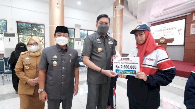 Bupati Gowa Adnan Purichta Ichsan memberikan bonus kepada atlet berprestasi di Baruga Karaeng Galesong, Kantor Bupati Gowa, Senin (04/07/2022). (FOTO. Humas Gowa)