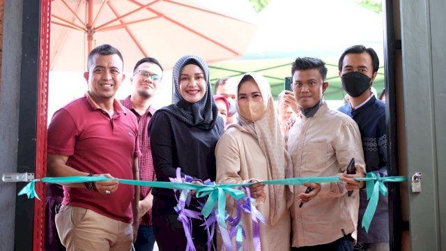 Ketua TP PKK Kabupaten Gowa Priska Paramita Adnan, saat meresmikan sekolah berkuda Eqschool Pagatang di Jalan Pallantikang, Minggu (03/07/2022). (Dok. Humas Gowa).