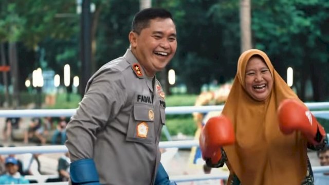 Kapolda Metro Jaya Irjen Pol Fadil Imran, tertawa melihat ibu-ibu mengenakan sarung tinju. (Foto: Instagram Kapolda Metro Jaya)