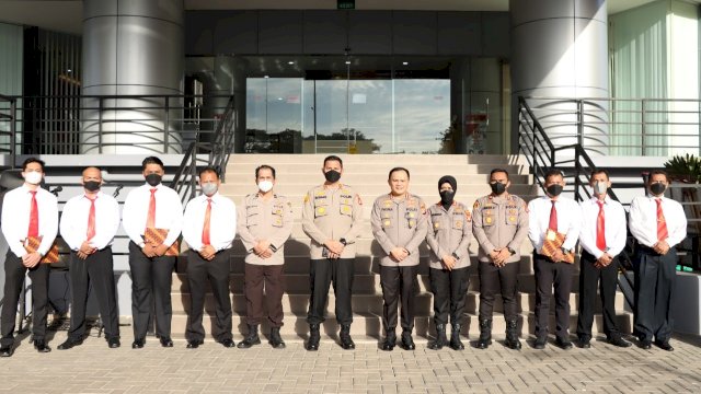 Kapolres Metro Jakbar Kombes Pol Pasma Royce, saat foto bersama perwakilan personel Polres dan jajaran berprestasi. (Istimewa)