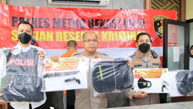 Press Confrence Polres Metro Bekasi terkait kasus penikaman ibu dan anak oleh pelaku RZM dihadirkan berikut barang bukti di Polres Metro Bekasi Kota. (Ist)