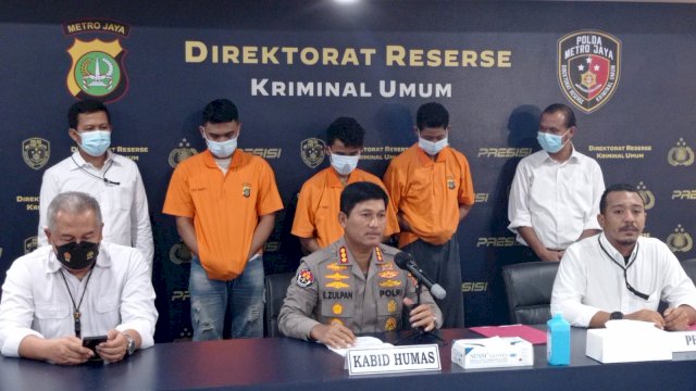 3 Tersangka pencurian dengan kekerasan dihadirkan saat press confrence di Mapolda Metro Jaya, Senin (04/07/2022). (Foto: Wahyu Widodo/Republiknews.co.id)