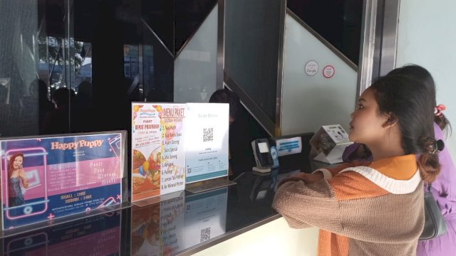 Pengunjung saat melakukan transaksi di Happy Puppy Alauddin Makassar, Senin (04/07/2022). (Foto: Chaerani/Republiknews.co.id)