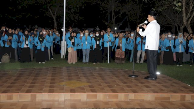 Bupati Wakatobi, Haliana, saat menerima 400 Mahasiswa KKN dari IAIN Kendari di Halaman Sekretariat Daerah, Minggu (03/07/2022). (Istimewa)