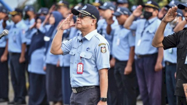 Pj Direktur Utama PDAM Kota Makassar Beni Iskandar, saat menjadi Inspektur Upacara di Halaman Kantor PDAM Kota Makassar, Senin (04/07/2022). (Istimewa)