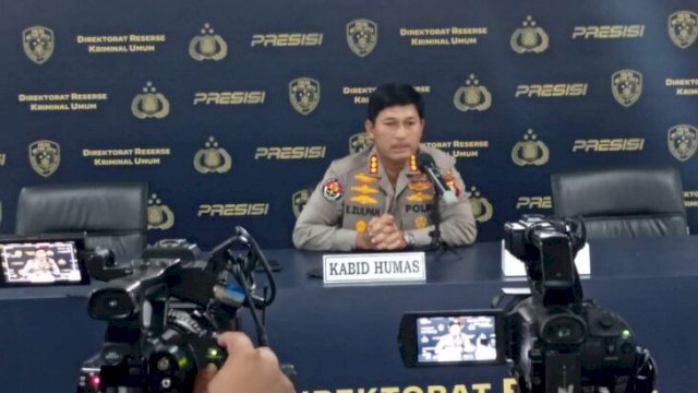 Kabid Humas Polda Metro Jaya Kombes Pol Endra Zulpan, memberikan keterangan pers terkait pencabulan di Pondok Pesantren di Kota Depok Jawa Barat. (Foto: Wahyu Widodo/Republiknews.co.id)