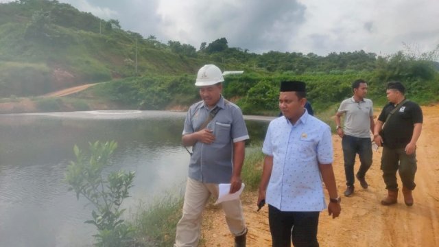 Anggota DPRD Luwu Timur, Alpian saat mengecek limbah PT MPA diduga cemari lingkungan.
