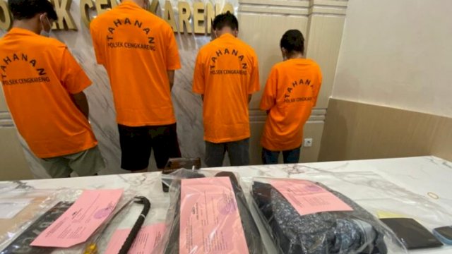 4 Pelaku pencuri rumah kosong beserta barang bukti. (Ist)