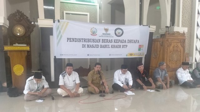 Penyaluran Beras dari Infaq Pegawai Pemprov Sulsel untuk kaum Dhuafa di Masjid Babul Khair di BTP, Kota Makassar, Senin (04/07/2022). (Istimewa)