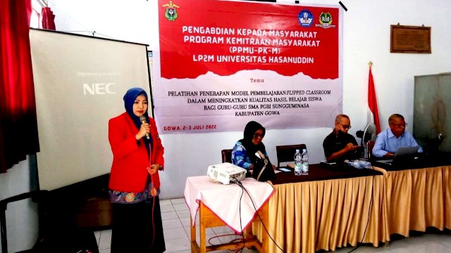 Ketua Departemen Sastra Indonesia Fakultas Ilmu Budaya (FIB) Unhas Dr.Munira Hasyim saat membwa materi &ldquo;Model Pembelajaran &lsquo;Flipped Classroom&rsquo; dan Penerapannya dalam kegiatan Pengajaran&rdquo; di depan para Guru SMA PGRI Sungguminasa Gowa, Sabtu (02/07/2022). (Istimewa)