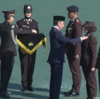 Presiden Jokowi Berikan Bintang Bhayangkara Nararya Kepada Tiga Anggota Polri