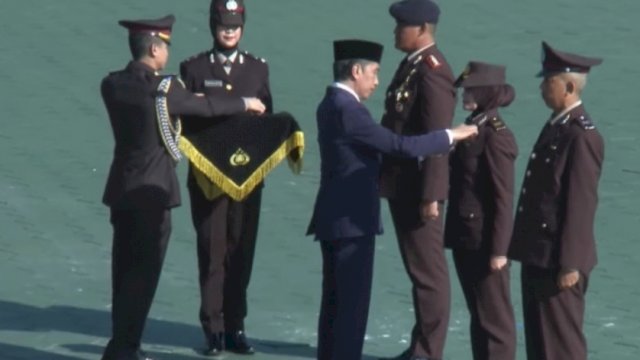 Presiden Joko Widodo saat menyematkan tanda kehormatan Bintang Bhayangkara Nararya, kepada Tiga Anggota Polri berprestasi. (Istimewa)
