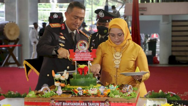 Kapolda Kaltim Irjen Pol Imam Sugianto bersama Isterinya, memotong Tumpeng usai pengikuti HUT Bhayangkara ke-76 secara virtual, Selasa (05/07/2022). (Istimewa)