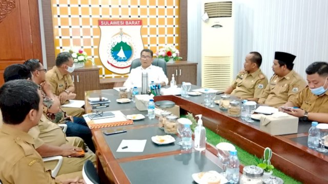 Penjabat Gubernur Sulbar Akmal Malik, saat menggelar Rapat membahas Sapi Kurban Presiden, di Rujab Gubernur Sulbar, Selasa (05/07/2022). (Istimewa)