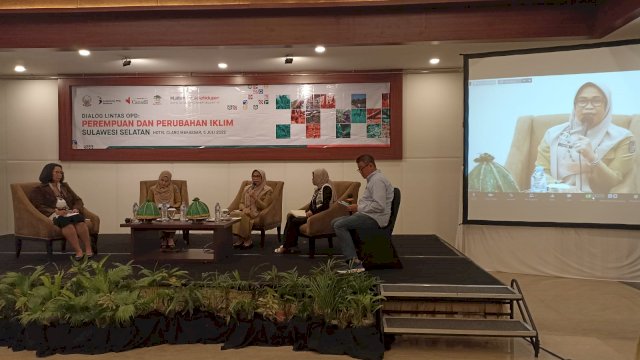 ICRAF Indonesia bersama DP3A Provinsi Sulawesi Selatan menggelar Diskusi Lintas OPD, Perempuan dan Perubahan Iklim, di Hotel Claro Makassar, Selasa, (05/07/2022). (Foto: Chaerani/Republiknews.co.id)