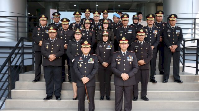 Kapolres Metro Jakarta Barat Kombes Pol Pasma Royce, berfoto bersama jajarannya. (Istimewa)
