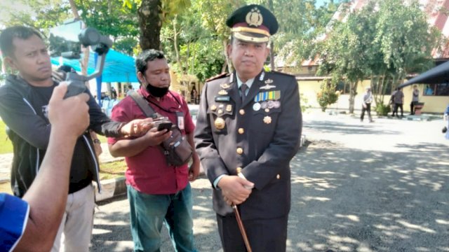 Kapolres Muna AKBP Mulkaifin, saat diwawancarai sejumlah awak media, Selasa (05/07/2022). (Foto: Rustam/Republiknews.co.id)