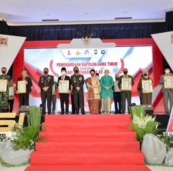 Kapolda Jatim Beri Penghargaan Tan Hana Dharma Mangrwa di Acara Puncak Hari Bhayangkara ke-76