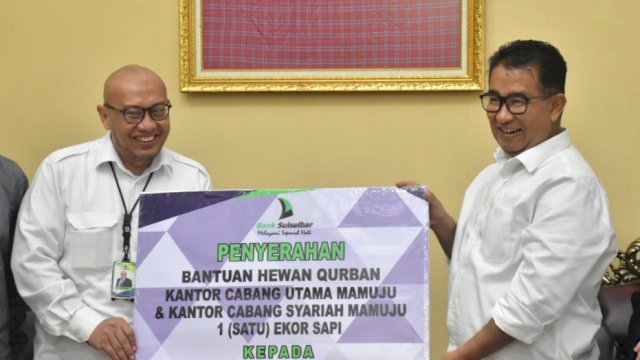 Penjabat Gubernur Sulawesi Barat Akmal Malik, menerima secara simbolis bantuan hewan kurban dari BPD Sulselbar. (Istimewa)
