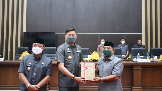 Bupati Gowa Adnan Purichta Ichsan, saat melakukan penyerahan Ranperda Pertanggungjawaban Pelaksanaan APBD Tahun Anggaran 2021 pada Rapat Paripurna Dewan Perwakilan Rakyat Daerah (DPRD) Kabupaten Gowa, di Kantor DPRD Kabupaten Gowa, kemarin. (Dok. Humas Gowa)