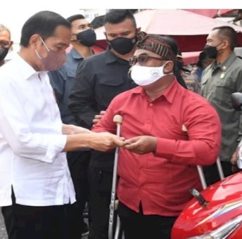 Kunjungi Pasar Peterongan, Jokowi Bagikan Bansos dan Tinjau Harga Kebutuhan Pokok