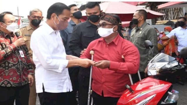 Presiden Jokowi berikan Bansos kepada pedagang disabilitas di Pasar Peterongan, Selasa (05/07/2022). (Istimewa)