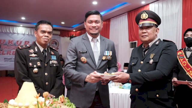 Bupati Gowa Adnan Purichta Ichsan, saat menghadiri Hari Ulang Tahun (HUT) Bhayangkara Ke-76 di Mapolres Gowa, Selasa (05/07/2022). (Dok. Humas Gowa)