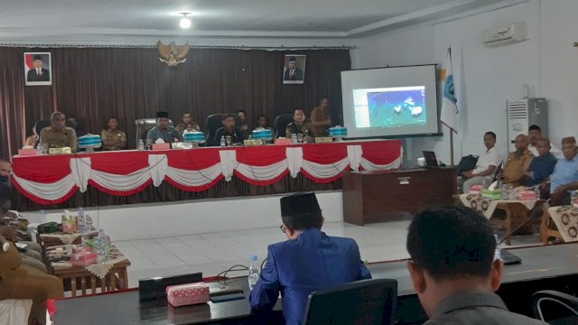 Suasana RDP pihak DPRD Buteng bersama Pemda Buteng tentang masalah titik lokasi pembangunan perkantoran Ibu Kota Buteng, Senin (04/07/2022).