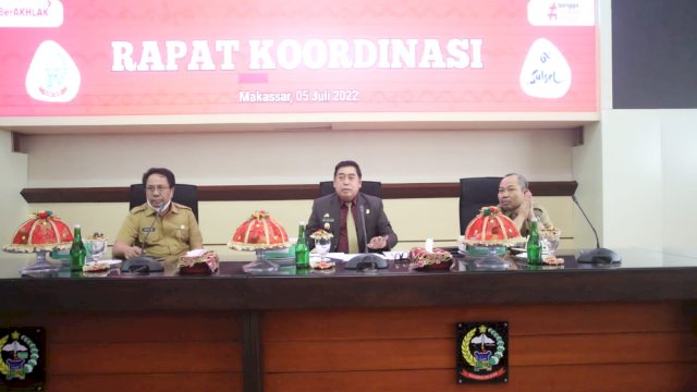 Sekertaris Daerah Provinsi Sulawesi Selatan Abdul Hayat Gani (tengah), saat memimpin Rapat Koordinasi Lingkup Pemprov Sulsel di Ruang Rapat Pimpinan Kantor Gubernur Sulsel, Selasa (05/07/2022). (Istimewa)
