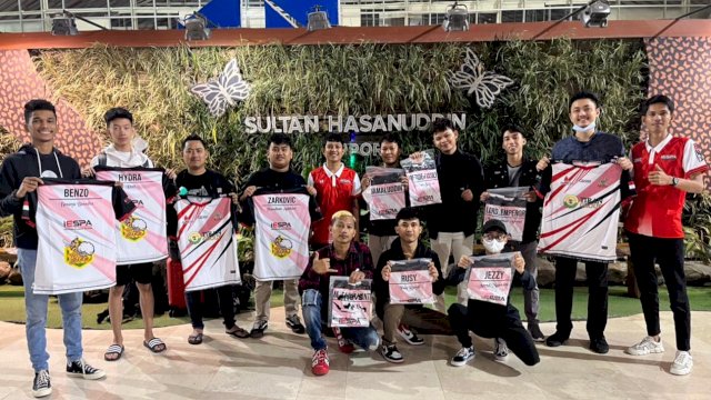 Atlet Esport Sulsel yang akan berlomba diajang Fornas di Palembang sesaat sebelum berangkat melalui Bandara Sultan Hasanuddin Makassar, Selasa (05/07/2022). (Istimewa)