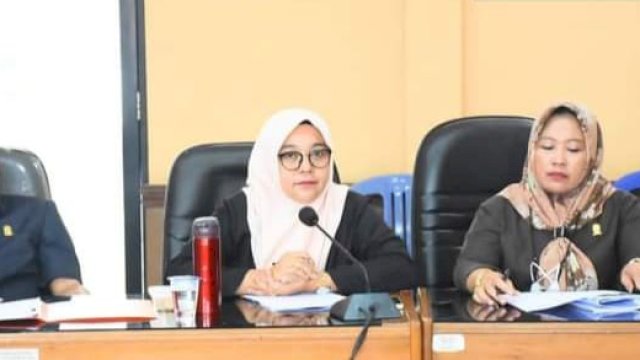Anggota DPRD Kabupaten Sinjai, Hasnah (tengah), saat mengikuti Rapat di Kantornya beberapa waktu lalu. (Istimewa)