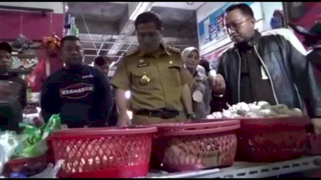 Kadis Perdagangan Gowa Andi Sura Suaib saat melakukan sidak di pasar tradisional Minasa Maupa, kemarin. (FOTO. Chaerani/Republiknews.co.id)