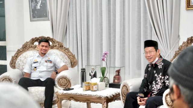 Bupati Gowa Adnan Purichta Ichsan saat menerima jajaran Yayasan Cheng Ho di Rumah Jabatan Bupati Gowa, Jalan Beringin, Rabu (06/07/2022). (Dok. Humas Gowa)