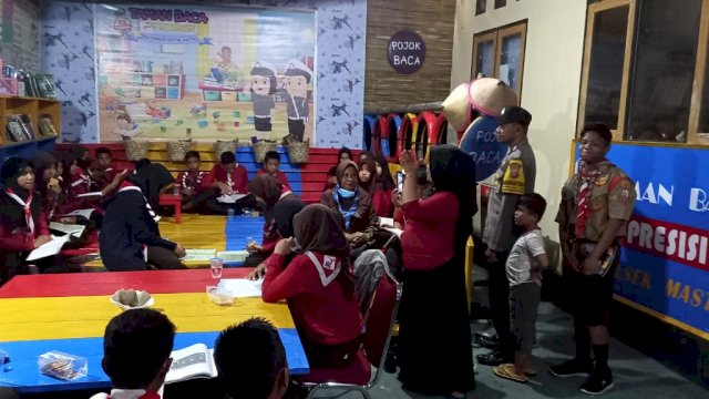 Pramuka Kwarcab Buteng saat melakukan kunjungan literasi di Taman Baca Polsek Mastim, Selasa (05/07/2022).