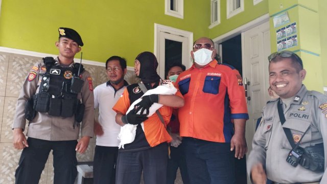 Tim Inafis saat mengevakuasi ibu dan anak yang melahirkan di Posko Ronda di Samarinda (Istimewa)